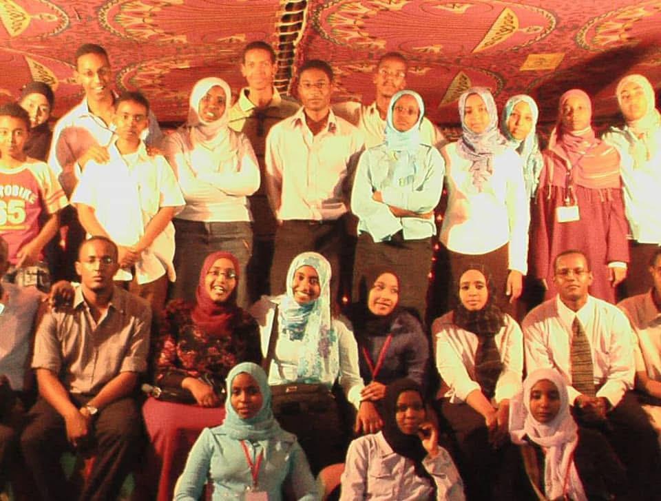 متطوعون يساعدون الأطفال