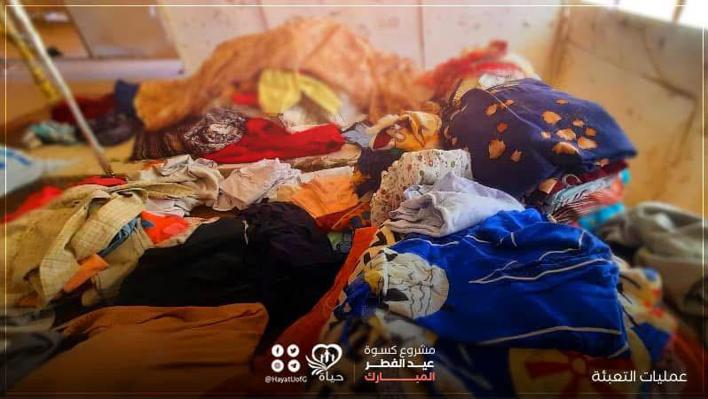 توزيع الحلويات للأطفال